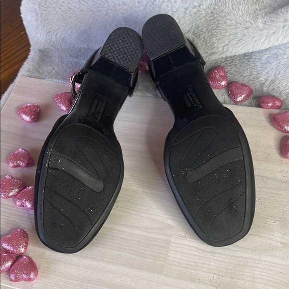 Christian Siriano Black Heels with Pointed Toe and Ankle Strap - Picture 2 of 9